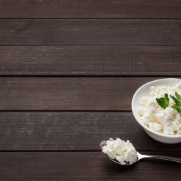 Laktowegetarianizm w formie koncepcji - produkty mleczne w białych naczyniach na drewnianym stole.