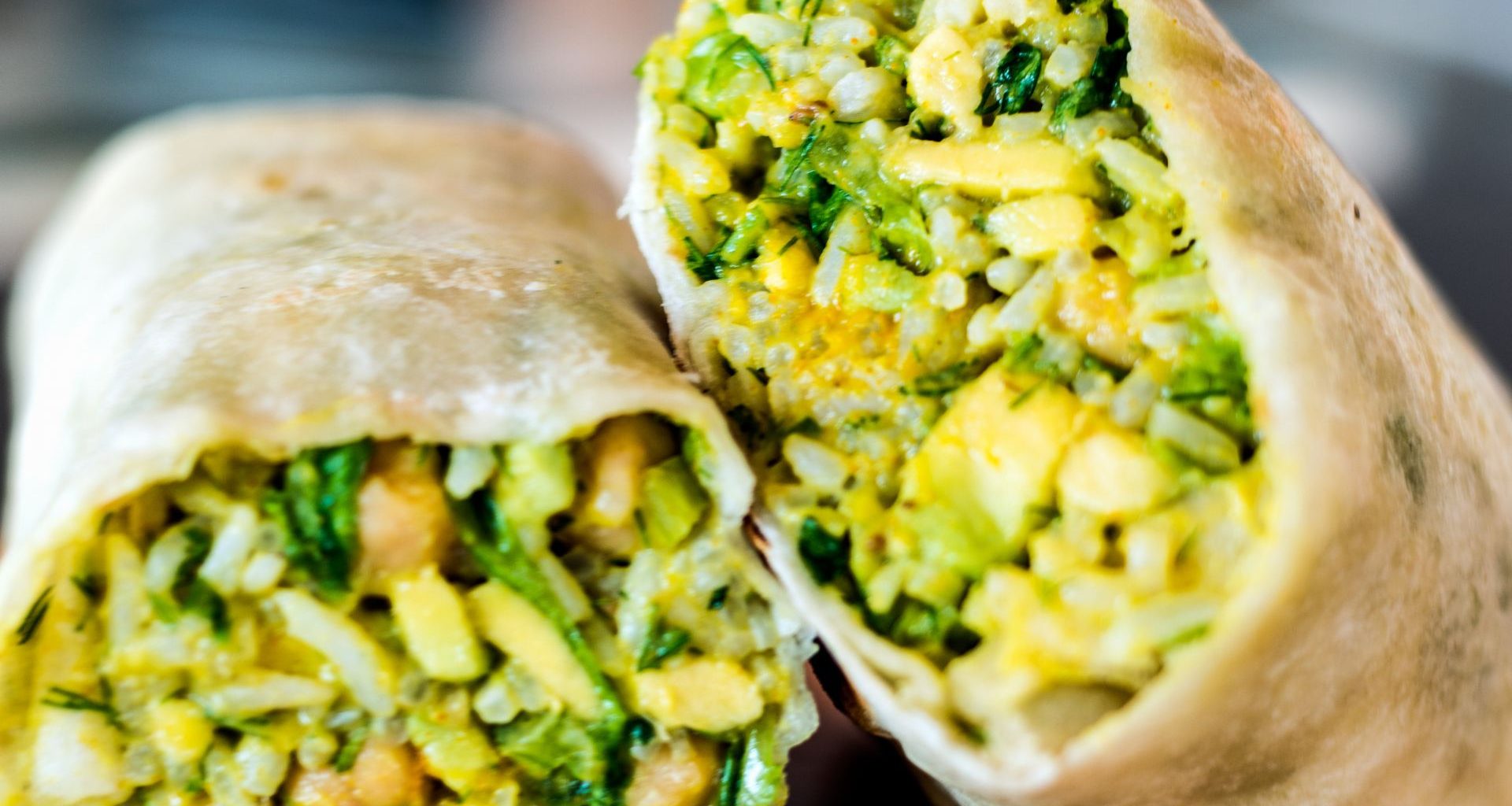 Tak może wyglądać wegańskie burrito z fasolką i zielonymi warzywami.