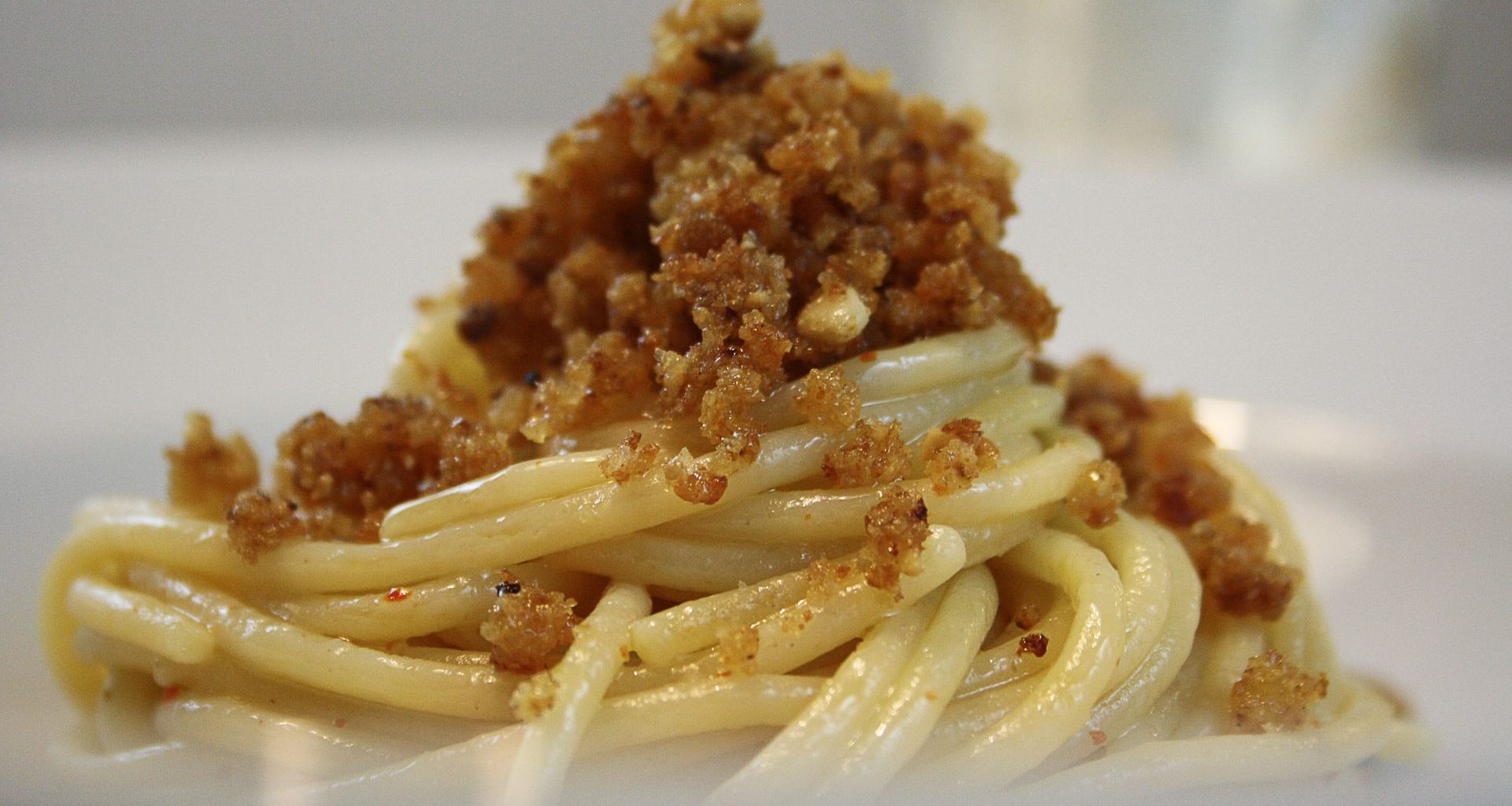 Wegańskie spaghetti ze składnikami zastępującymi mięso mięsa na talerzu.