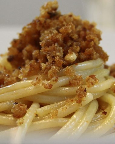 Wegańskie spaghetti ze składnikami zastępującymi mięso mięsa na talerzu.