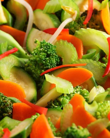 Warzywa to kluczowe składniki, z których przygotowuje się wegetariańskie leczo.