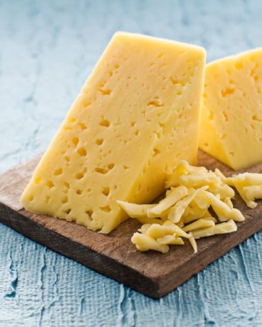 Czy wegetarianie jedzą ser żółty, taki jak na zdjęciu?
