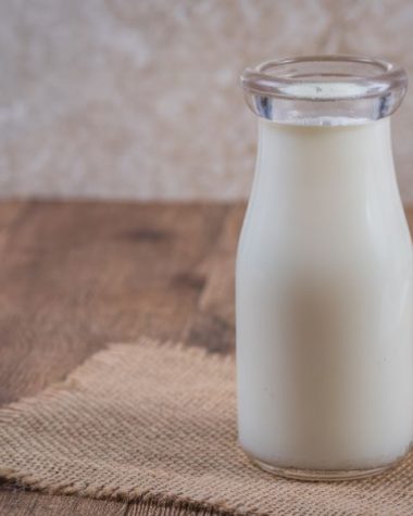 Czy wegetarianie mogą pić mleko? Na zdjęciu butelka mleka.