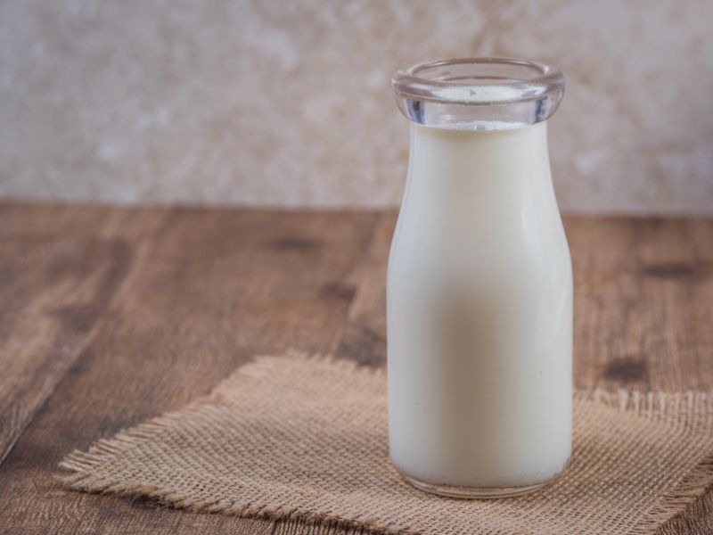 Czy wegetarianie mogą pić mleko? Na zdjęciu butelka mleka.
