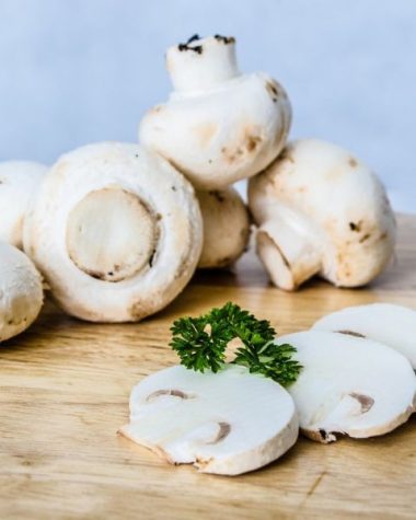 Czy weganie jedzą grzyby, takie jak pieczarki widoczne na zdjęciu?