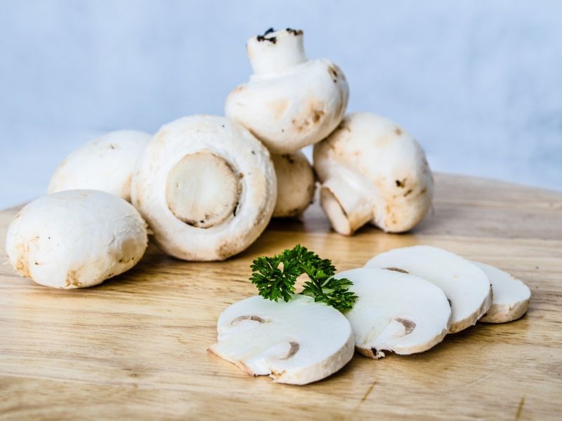 Czy weganie jedzą grzyby, takie jak pieczarki widoczne na zdjęciu?