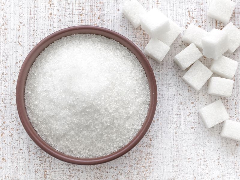 Czy weganie jedzą cukier? Na zdjęciu cukier w małych i dużych kostkach.