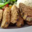 Wegański bekon z tempeh podany na talerzu z warzywami.