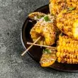 Jak zorganizować grill dla wegan? Na zdjęciu grillowana kukurydza.